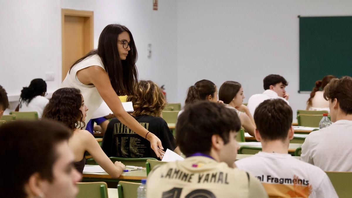 Alumnos haciendo la PAU este año en València.