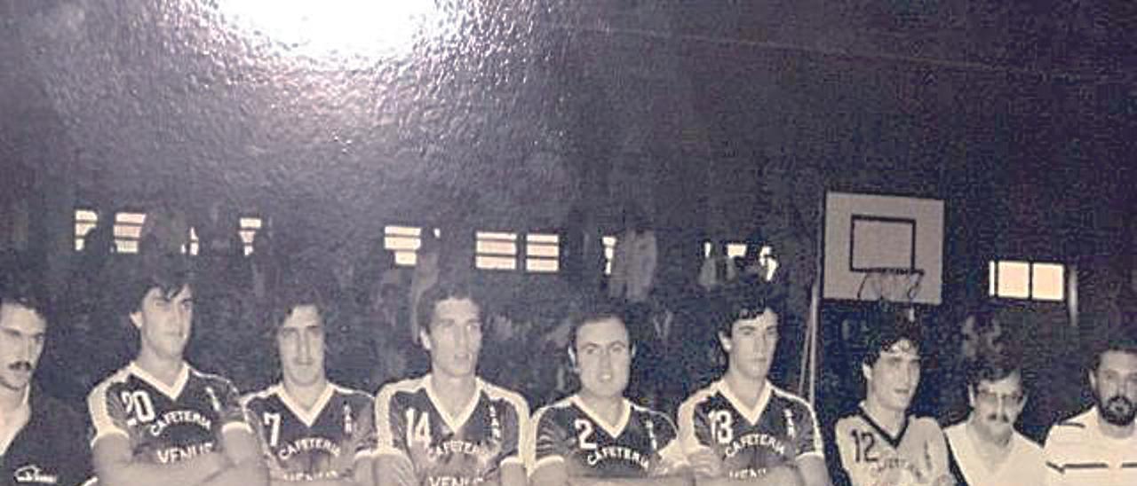 ¡Qué SAR de Redondela! Como no solo de fútbol vive la humanidad, hoy os traemos una foto del mejor equipo de balonmano de la historia de Redondela (temporada 1981-82) que a punto estuvo (por un gol) de ascender a la máxima categoría (Primera Nacional), conformado por jugadores aficionados, con una mezcla de estudiantes universitarios, trabajadores por cuenta ajena y algún funcionario, unos de Redondela y otros de Vigo, que en los desplazamientos sobrevivían gracias a los bocadillos sin que faltaran las partidas de tute que, por media España, jugaban en el autobús  que conducía “Guadarrama” (DEP). Una época, en que la “horda verde” de los aficionados, además de llenar la bombonera local acompañaban a su equipo lejos de la villa de los viaductos. Tras ello sus vidas tomaron diferentes derroteros. Ahí están (arriba y abajo, de izq. a derecha: A. García Teijeiro (entrenador, ahora multipremiado escritor vigués), Fermín Docampo, Carlos Melisa, Jose Enseñat (DEP), Manolo Moskorrito Sertal, Luis Volador, Jose Mariño, Paco “Tirillas”, Joe Luis Puuf (delegado) y Paco Cabezón; abajo, Jose Carreras, Adrián Guapo, Juan A. Tigre, “Galeno” Casal y Fernando Lobo Docampo”.¡Eso era amor al deporte!