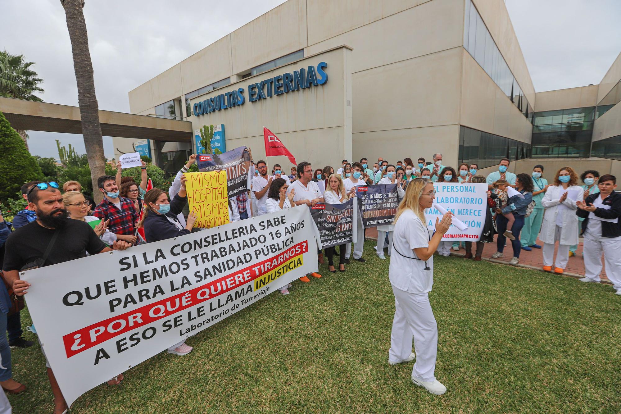 La plantilla del laboratorio del hospital de Torrevieja reclama a la Generalitat que no les deje en la calle