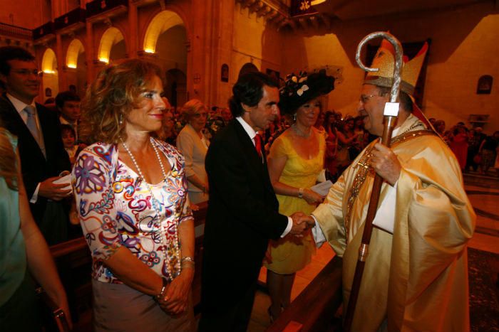 Invitados y curiosos en la boda en Santa María