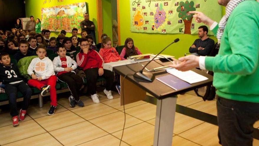 conocimiento entre los escolares. En el acto que conmemoró el Día de la Constitución en Laviana participaron más de un centenar de niños de los colegios del concejo y el alcalde, Adrián Barbón.