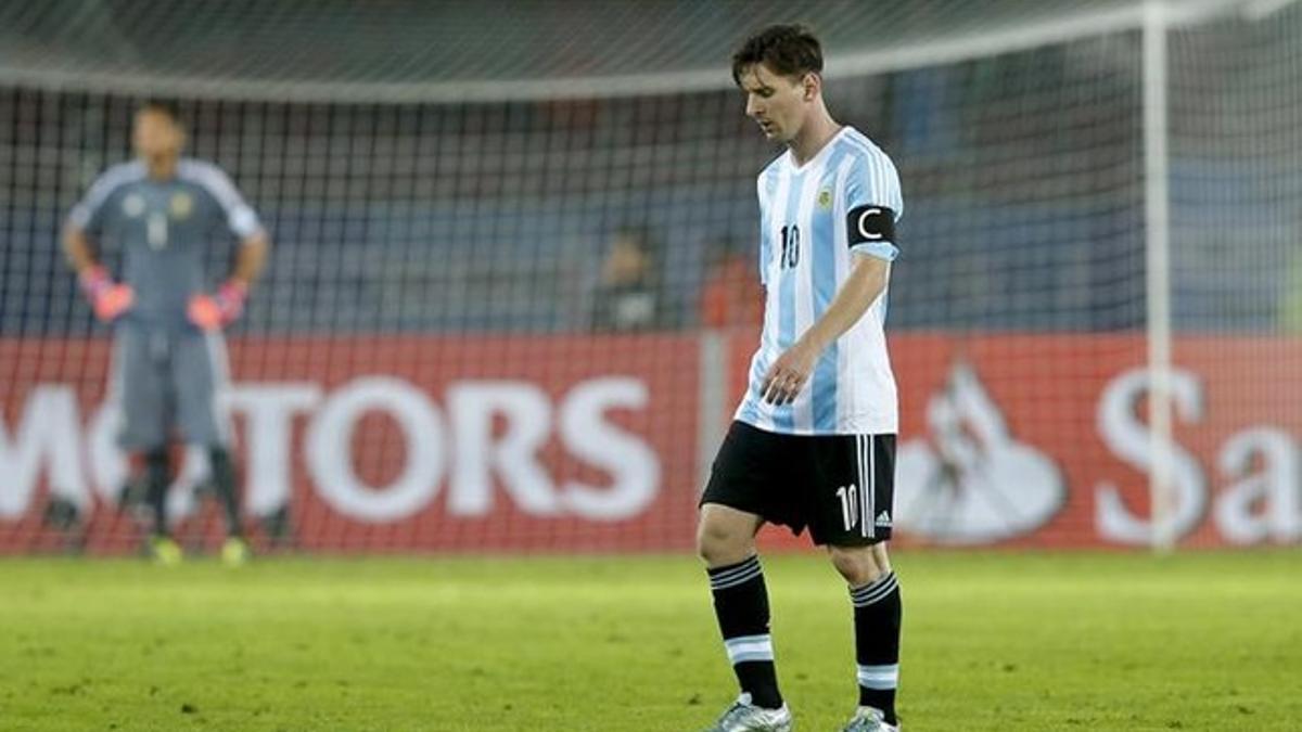 Messi acabó disgustado el partido ante Paraguay