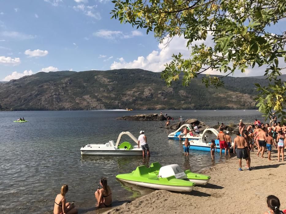 Los hidroaviones cogen agua en el Lago de Sanabria