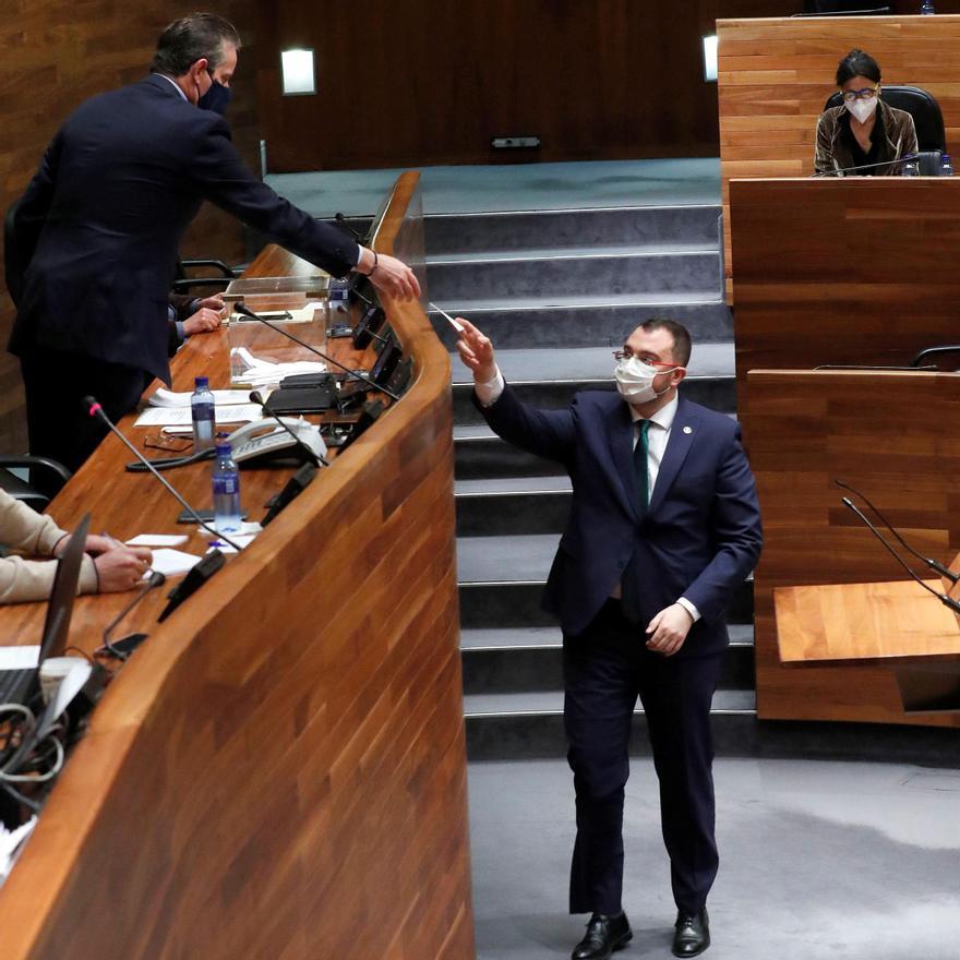 Adrián Barbón en el pleno.