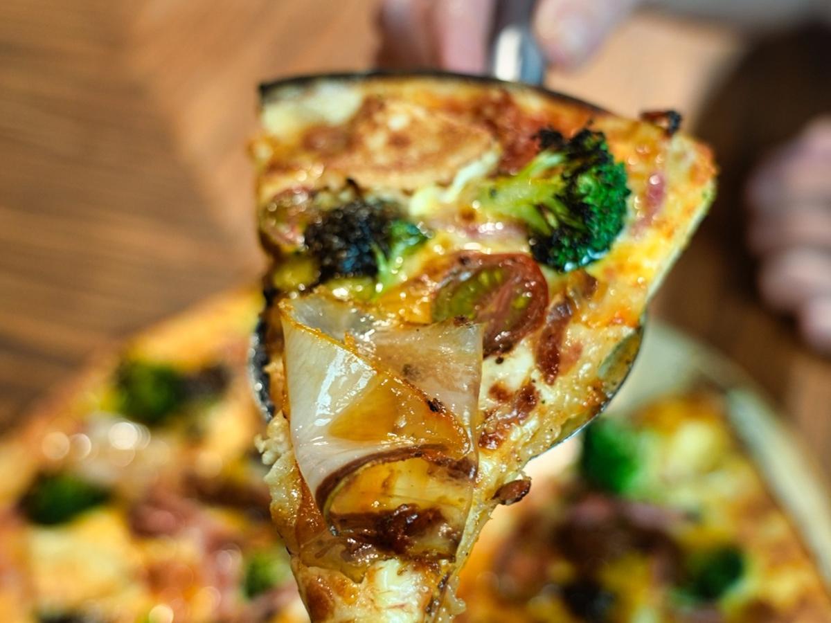 Porción de pizza Broco