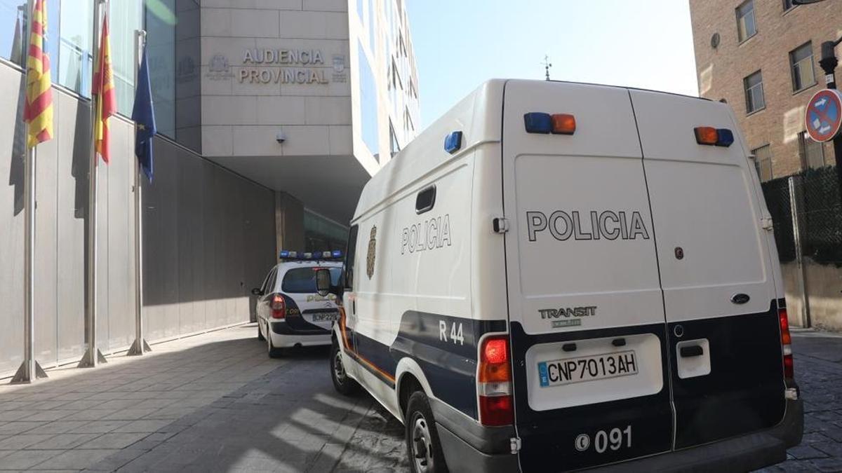 Furgón de la Policía Nacional accediendo a la Audiencia de Zaragoza.