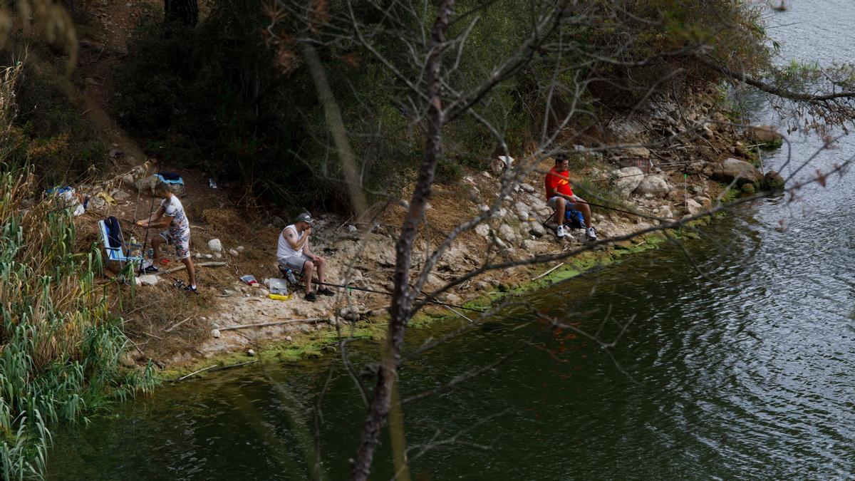 Varias personas pescan en el pantano de Foix, una actividad prohibida desde 2009.