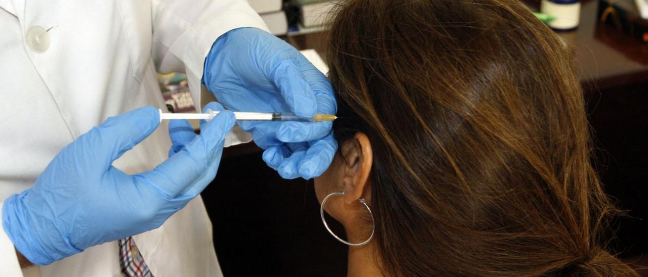 Un neurólogo inyecta a una paciente bótox, uno de los tratamientos para la migraña crónica.  | // M. G. BREA