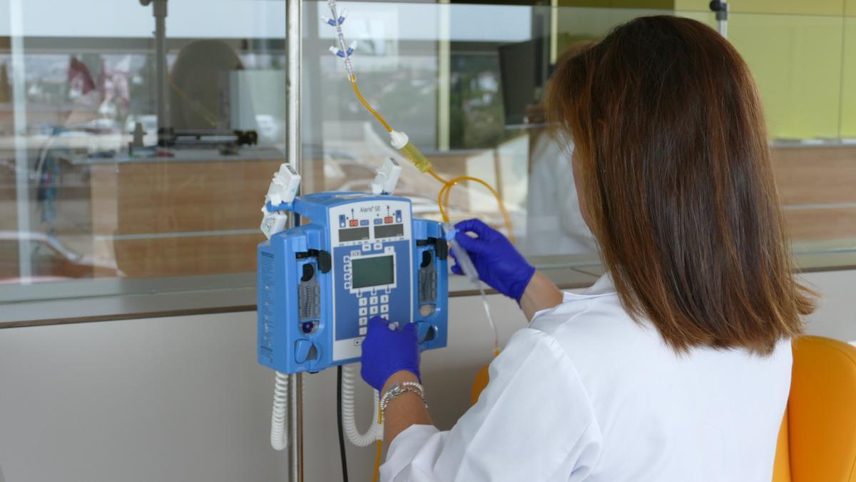 Una enfermera prepara el tratamiento de quimioterapia en el hospital San Juan de Dios de Córdoba.