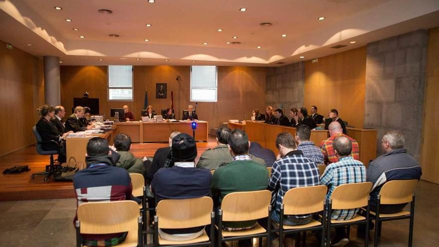 Los doce acusados, de espaldas, antes del inicio de la vista oral en la Audiencia Provincial.