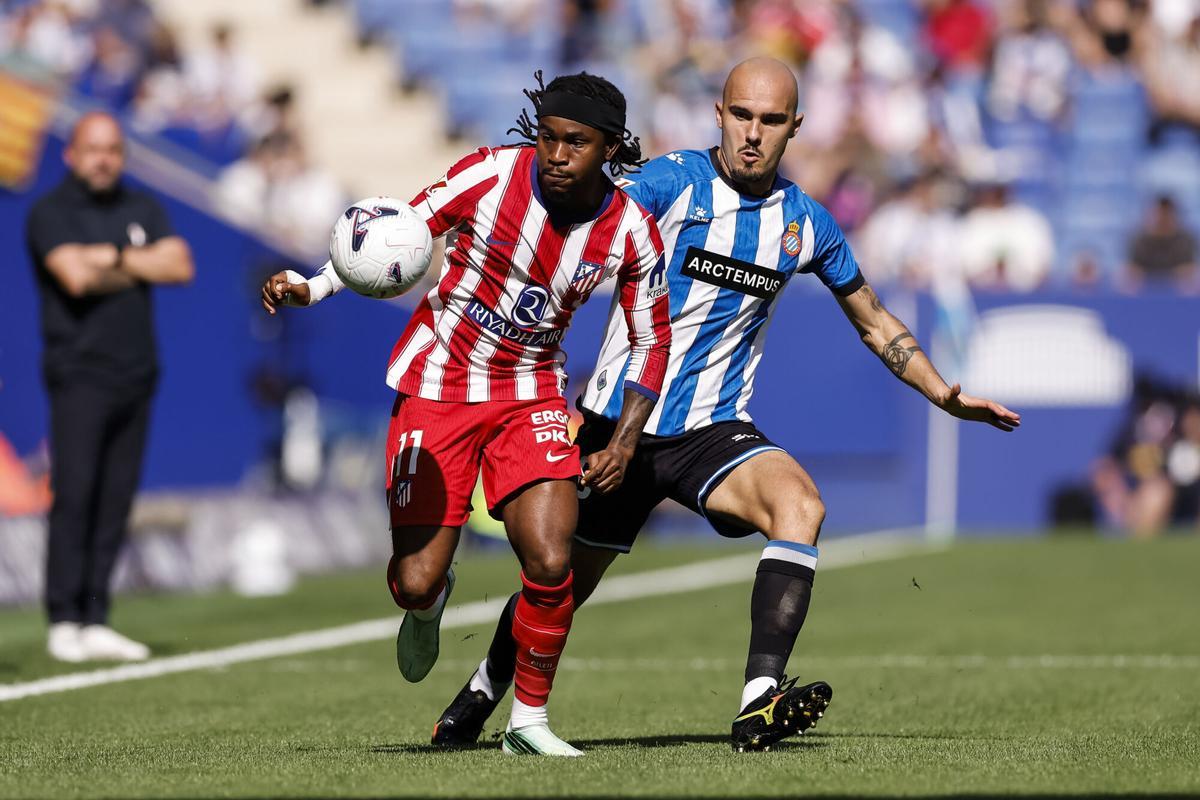 Lookman y Drkusic pugnan por un balón este sábado en Cornellà.