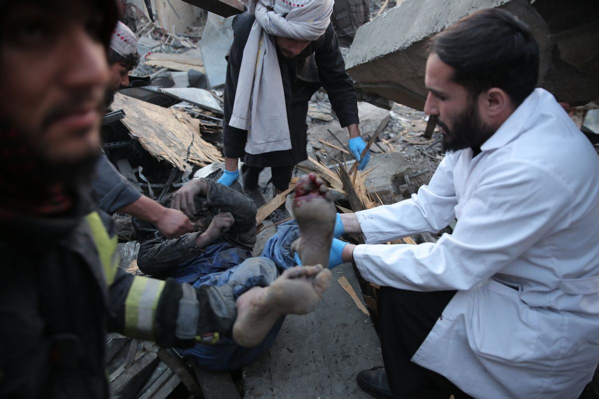 Las víctimas de los presuntos ataques aéreos pakistaníes en Kabul son evacuadas.