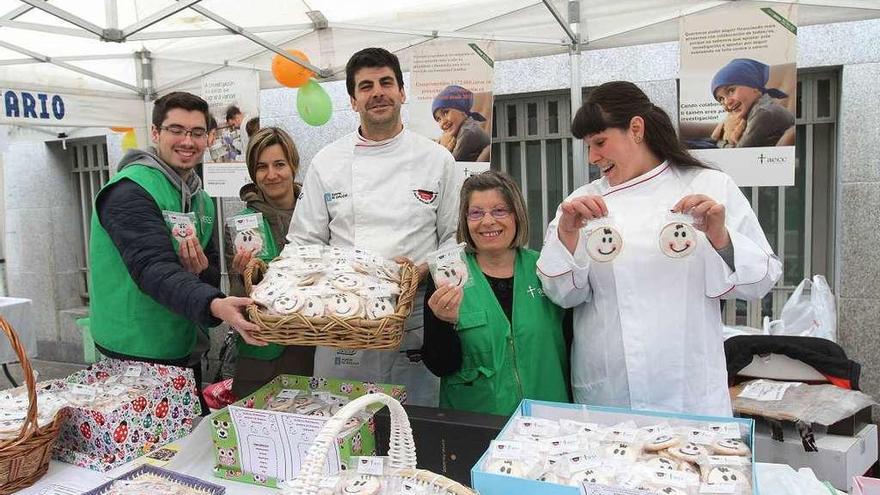 Venta de galletas solidarias en la rúa do Paseo de Ourense, en una edición anterior. // FdV