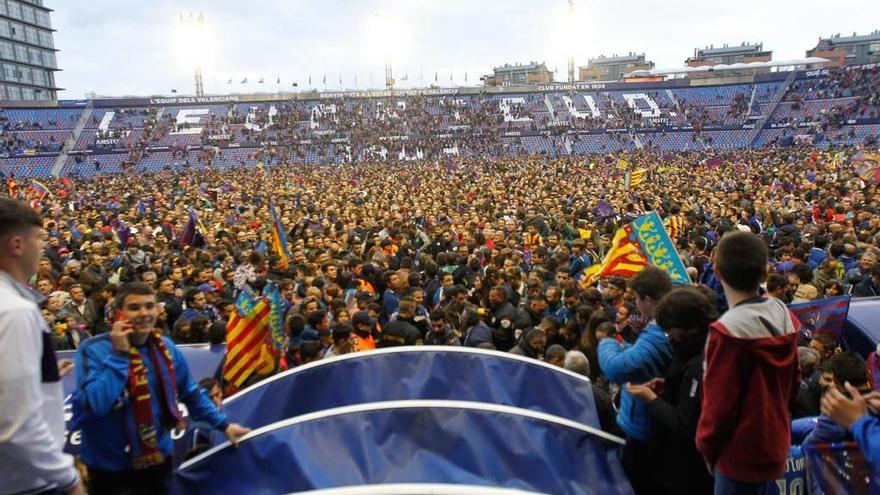 Los aficionados del Levante saltan al campo después de que su equipo ascendiera a Primera División.