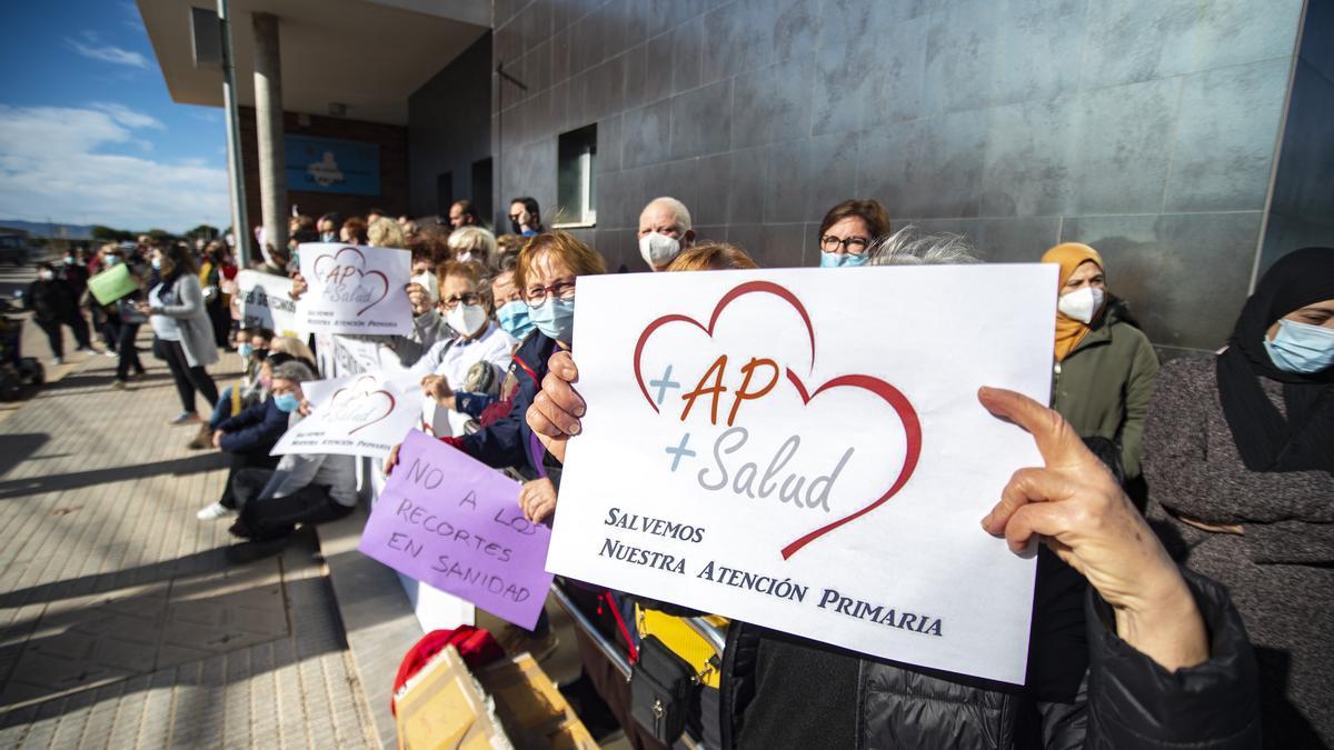 Concentración en defensa de la Atención Primaria en el centro de salud de La Palma, en Cartagena