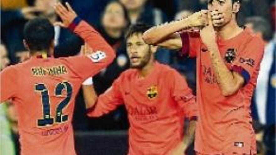 Busquets celebra el gol de la victòria davant de Rafinha i Neymar