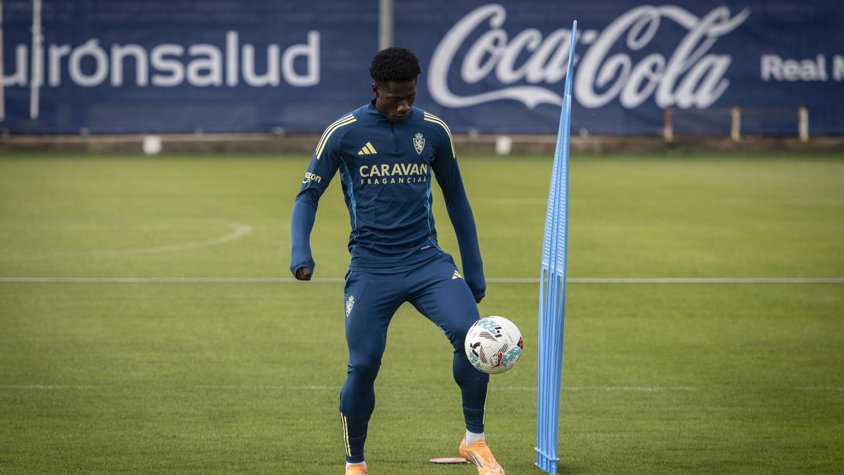 Saidu, con el balón durante un entrenamiento en la Ciudad Deportiva.