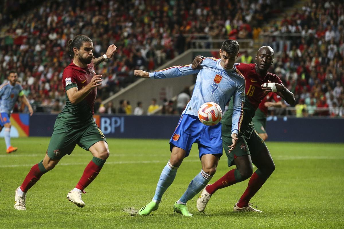 Braga (Portugal), 27/09/2022.- Portugal’s Danilo Pereira (R) and Ruben Neves in action against Spain’s Alvaro Morata (C) during the UEFA Nations League soccer match between Portugal and Spain at the Municipal stadium in Braga, Portugal, 27 September 2022. (España) EFE/EPA/JOSE COELHO