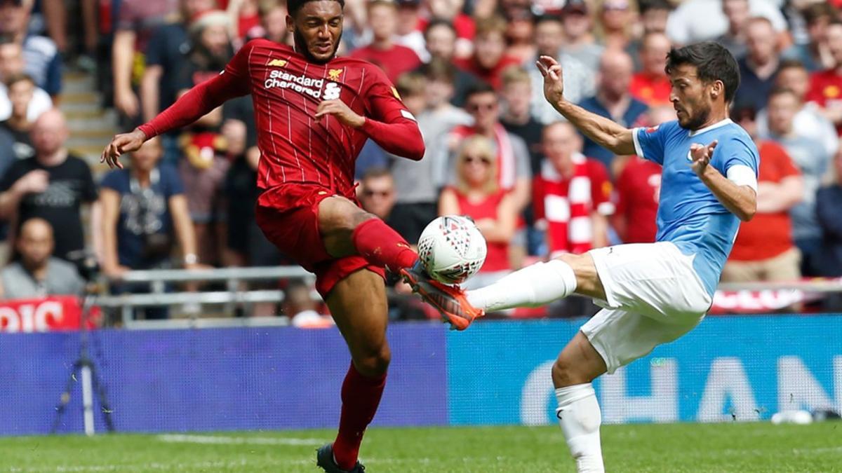 Joe Gomez del Liverpool se enfrenta a David Silva (D) del Manchester City durante el partido de laFA Community Shield entre Manchester City y Liverpool en el estadio de Wembley en Londres.