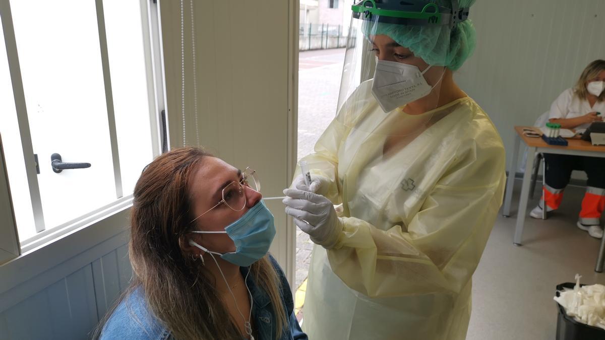 Una mujer participa en un cribado realizado en Galicia