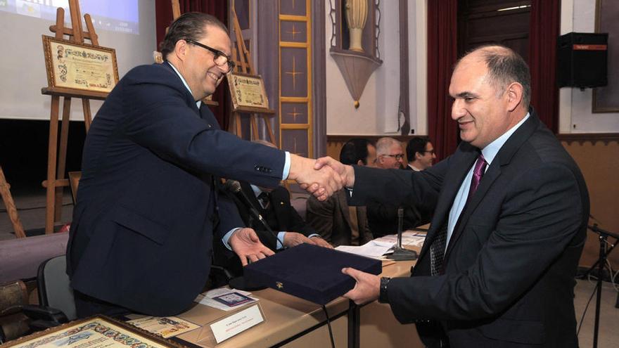 Juan Miguel Anaya, director del colegio, entrega un premio a Luis Miguel García Mateos, profesor de la Sede