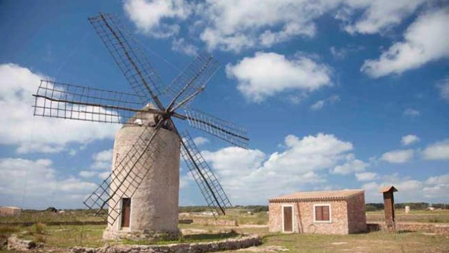 Es uno de los siete molinos de viento harineros que existían en la isla.