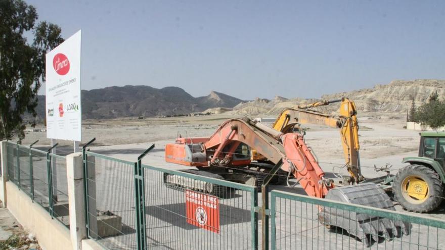 Maquinaria en el solar para el nuevo matadero.