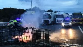 Los últimos tractores que seguían protestando en Catalunya abandonan la A-2