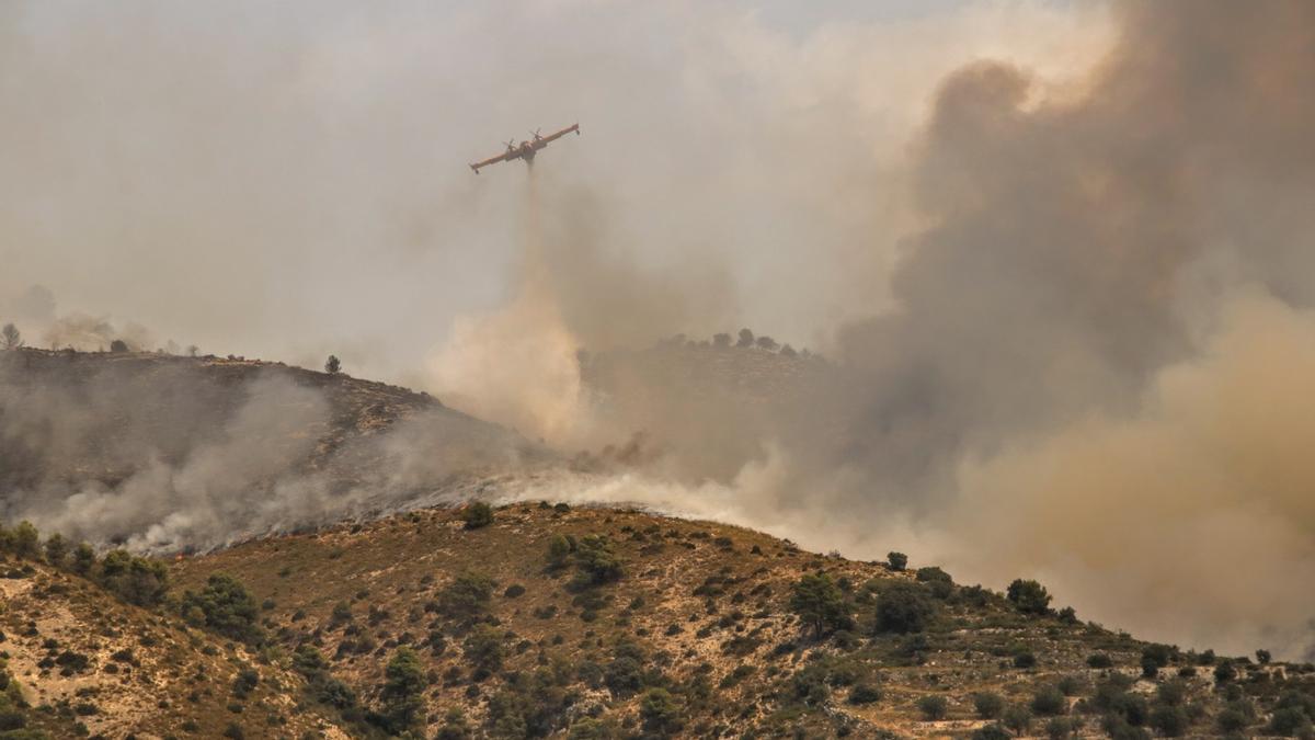 Los medios aéreos tratan de apagar el incendio cerca de Benimassot.