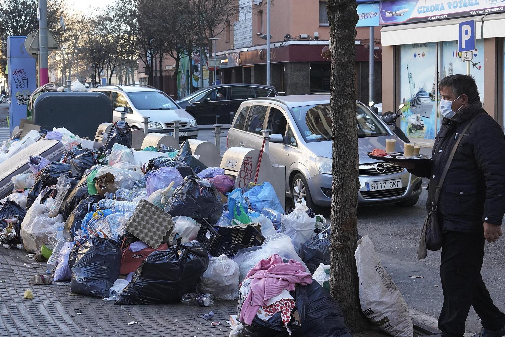 La vaga s’eternitza a Salt després de vint dies de deixalles al carrer