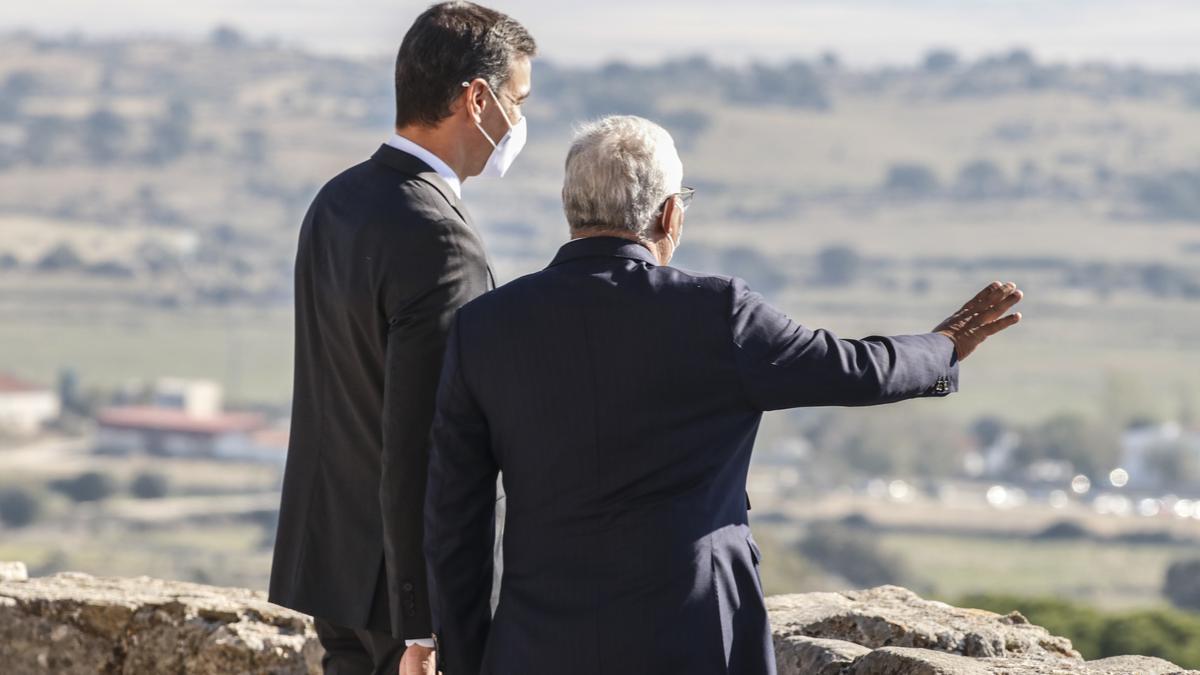 Sánchez y Costa contemplan las vistas desde el castillo de Trujillo.