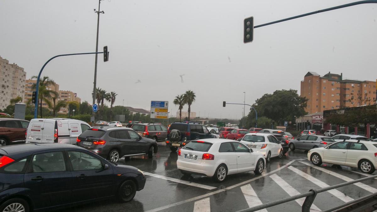 Jornada de lluvia, mangas marinas y atascos en Alicante