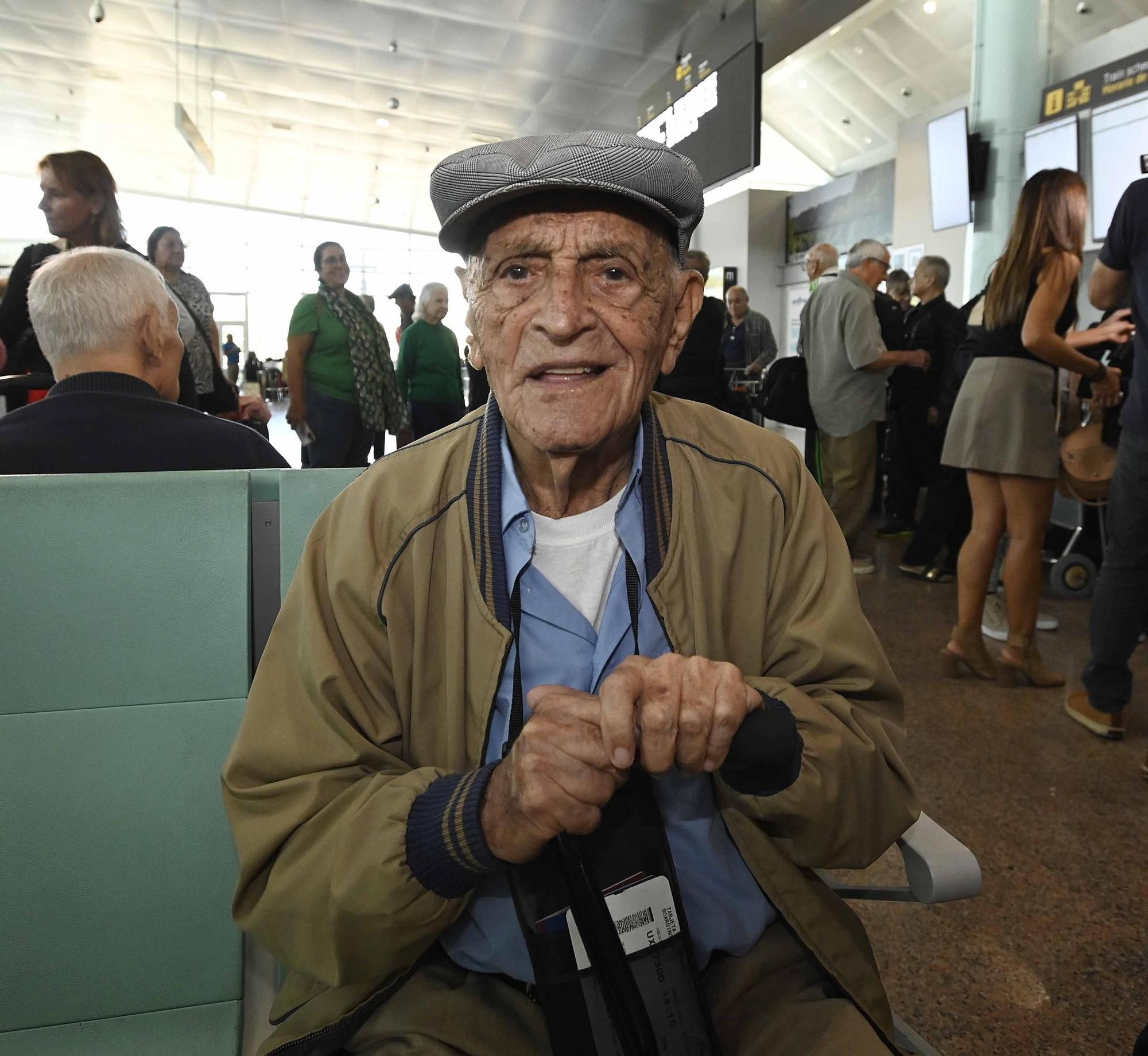 El centenario Gonzalo Nodal, entre los 200 emigrantes gallegos que vuelven a la tierra que les vio nacer