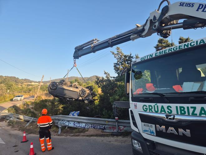 Un coche se sale de la vía en la carretera de Comte en Ibiza