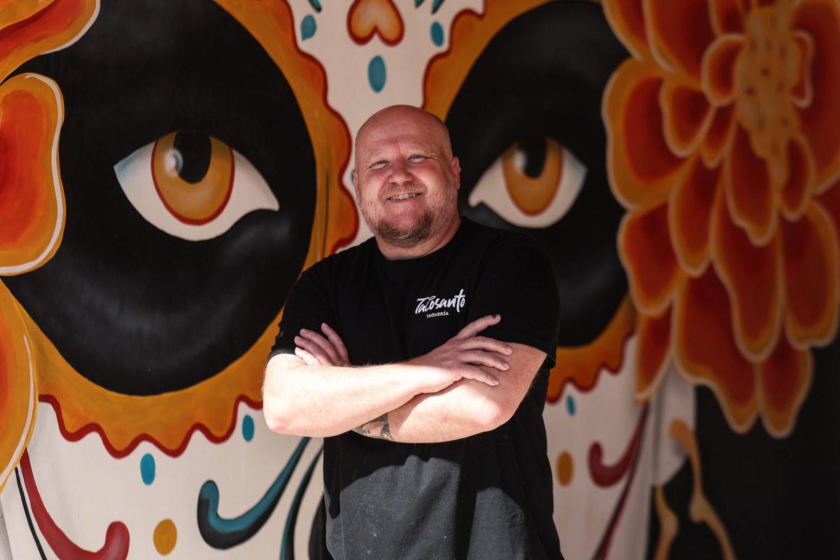 Jota de la taquería 'Tacosanto' delante de un mural de su establecimiento.