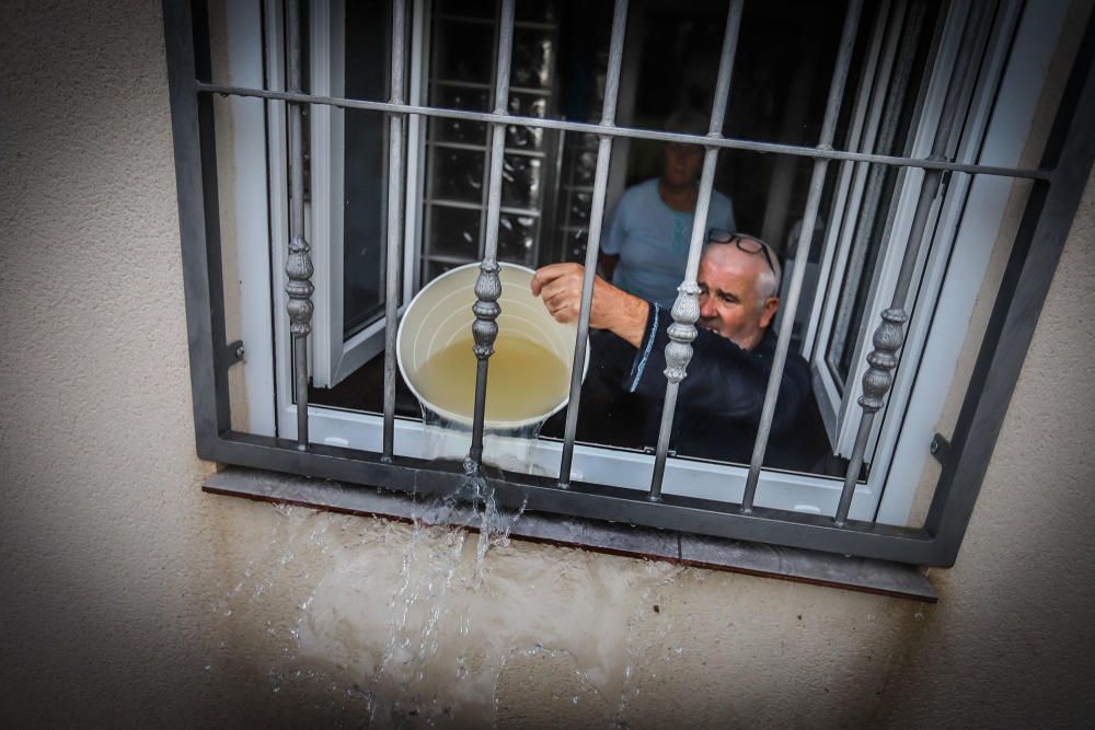 Imágenes de los vecinos retirando agua de las viviendas y las balsas de laminación que no dieron abasto ayer junto a la laguna de Torrevieja