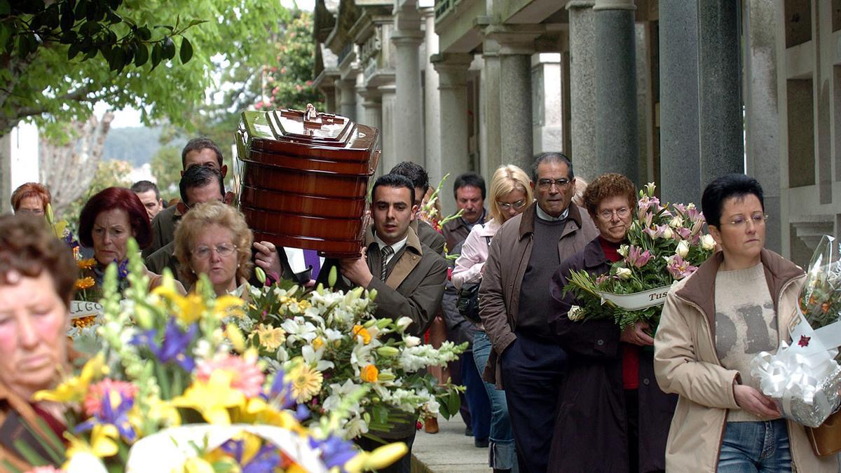 Centenares de personas amigos y familiares durante el entierro de Manuel Salgado