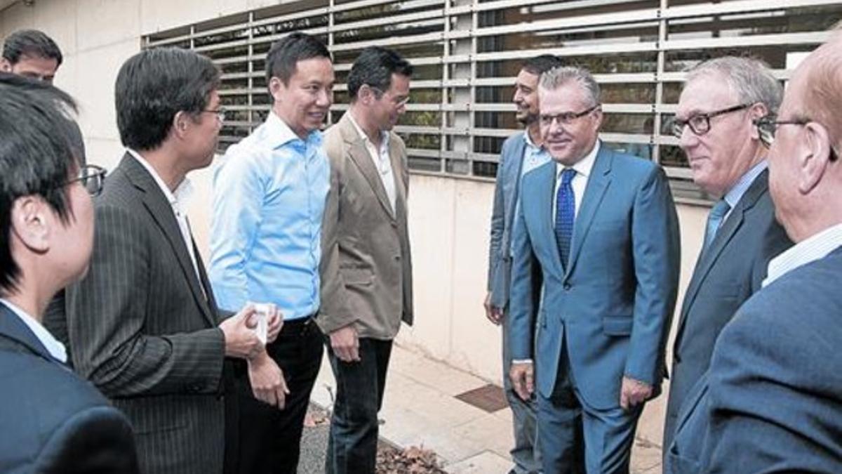 Reunión entre los directivos de Melco (izquierda), miembros del Govern y alcaldes, el 10 de octubre en Salou.