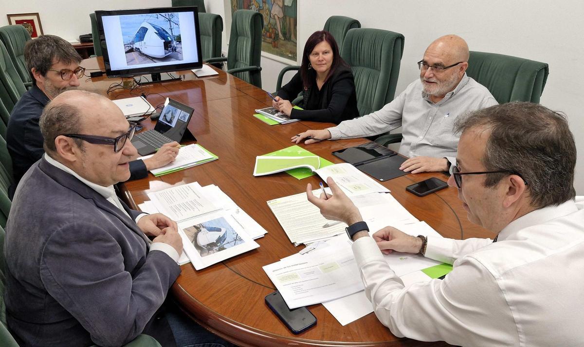 Una de les primeres reunions del president d'FGC (a l'esquerra en primer terme) amb alcaldes de la línia