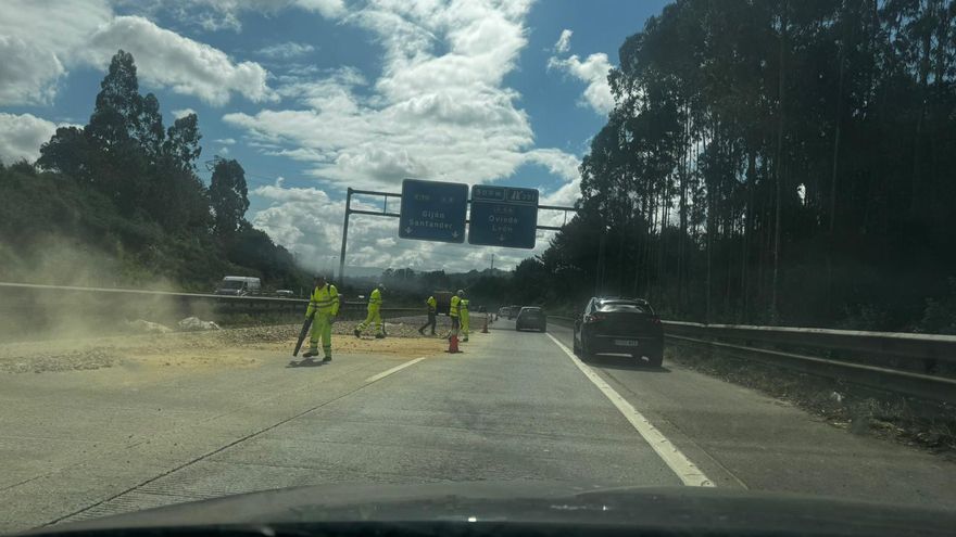 Un camión pierde la carga en la &quot;Y&quot; y provoca importantes retenciones