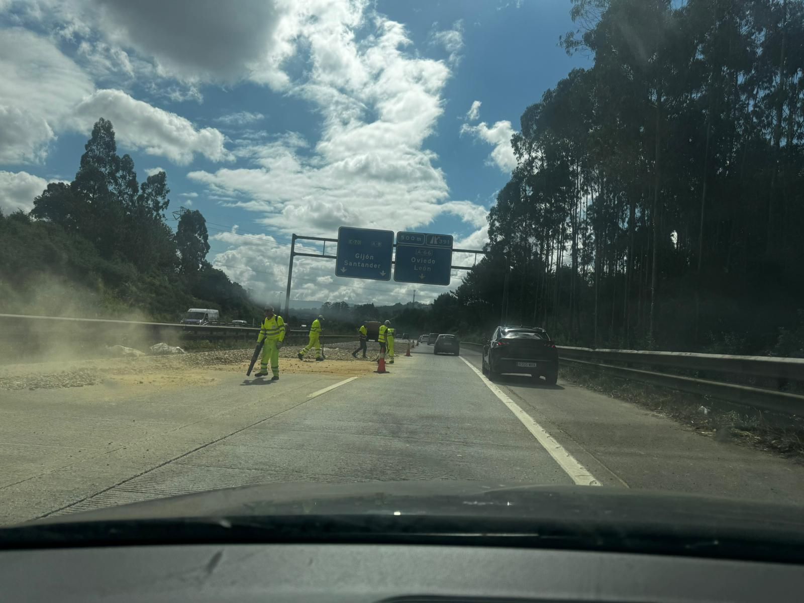 Un camión pierde la carga en la &quot;Y&quot; y provoca importantes retenciones