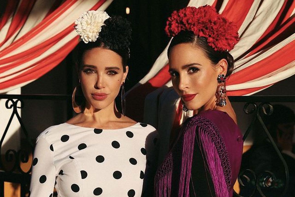 Las 'influencers' Teresa Bass y Rocío Osorno con vestidos de flamenca en la Feria de Abril 2023.