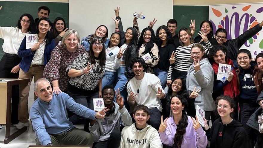 Estudiantes participantes del programa junto al alumnado mentor, mentorizado y profesorado.