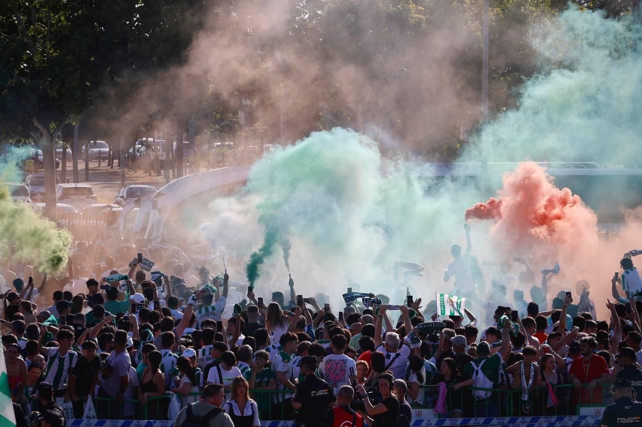 Así recibió la afición del Córdoba CF al autobús del equipo en El Arenal