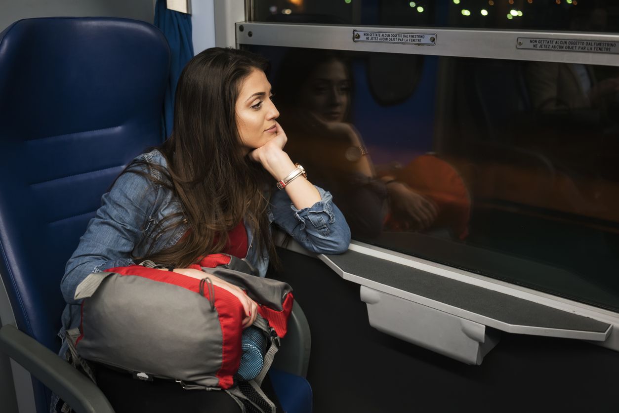 Mujer en un tren nocturno.