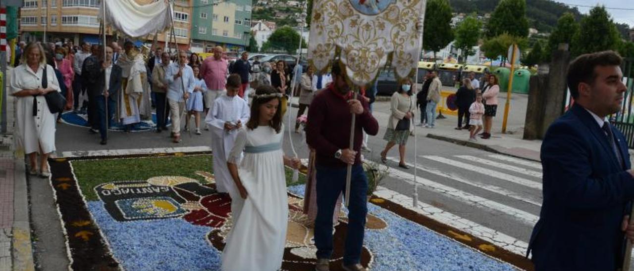 La procesión de Bueu pasa por la alfombra del colegio Virxe Milagrosa, con un diseño alusivo al Camino de Santiago, en la calle Pazos Fontenla.