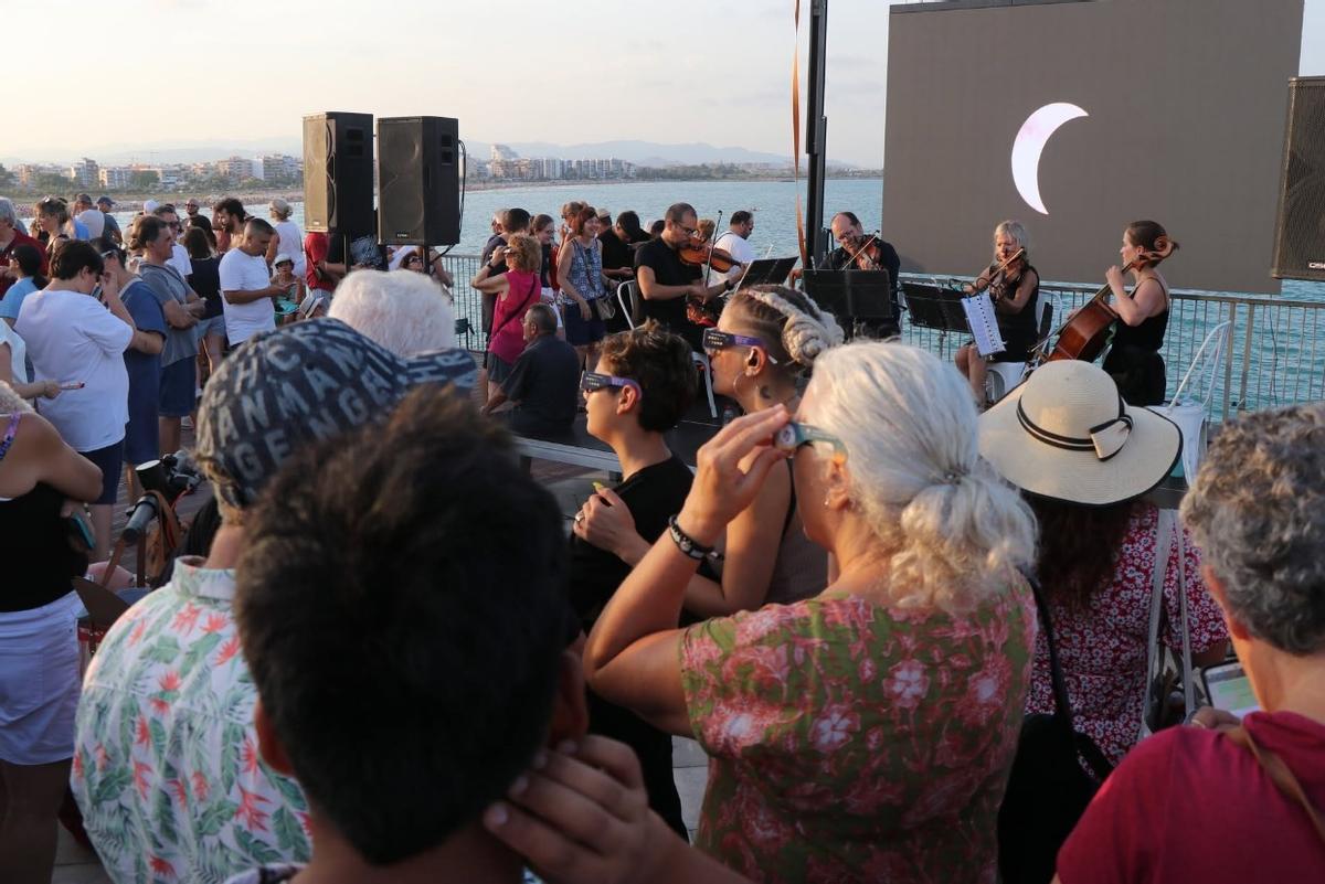 El eclipse en el Port con la música de un cuarteto El eclipse en el Port con la música de un cuarteto