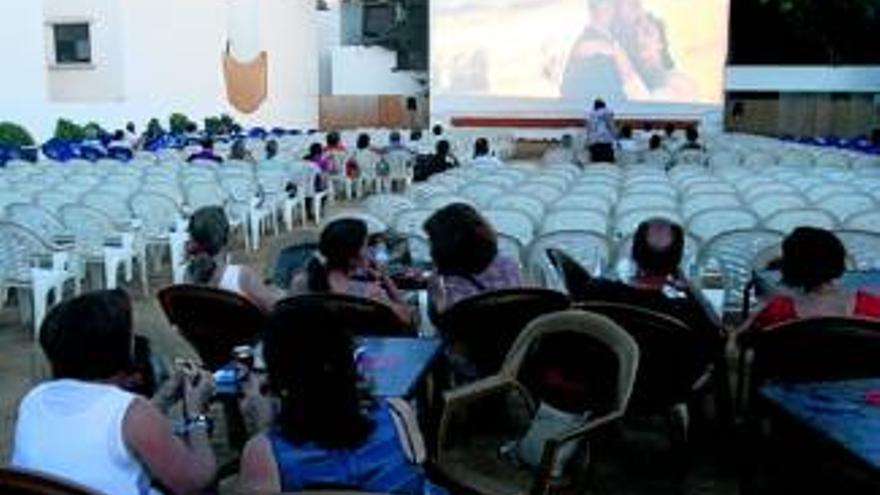 Cinco cines de verano inician su actividad