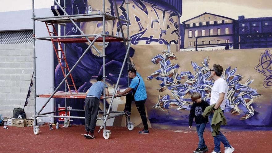 Expectación 8 Los vecinos del barrio se acercaron a ver el resultado de los grafiteros.  | MIGUEL ÁNGEL GRACIA