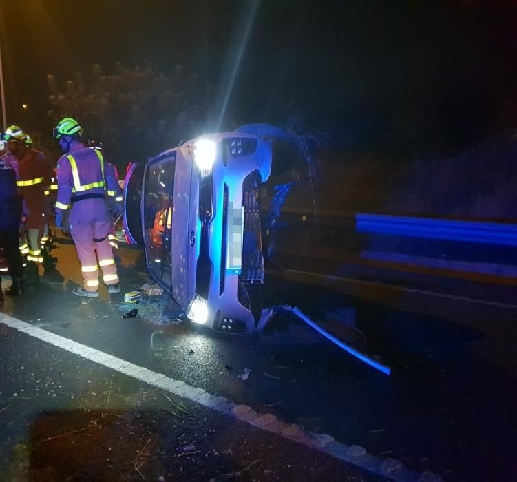 Los bomberos atienden a la conductora accidentada en la Pista de Silla.